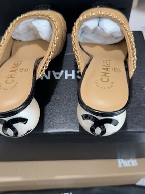 CHANEL Beige and Black Chain-Trim Logo Cap-Toe Mules size 40